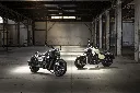 Leoncino-Bobber-400---lato-ambientata---Onyx-Grey-e-Desert-Tan.webp