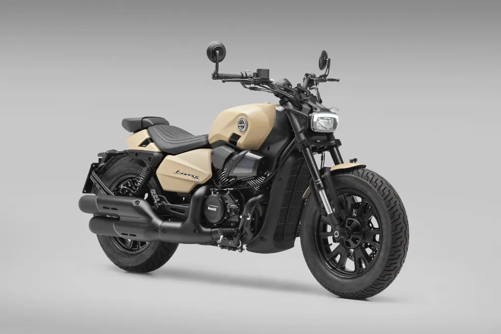 Leoncino-Bobber-400---trequarti-destro-sinistro---Desert-tan.webp